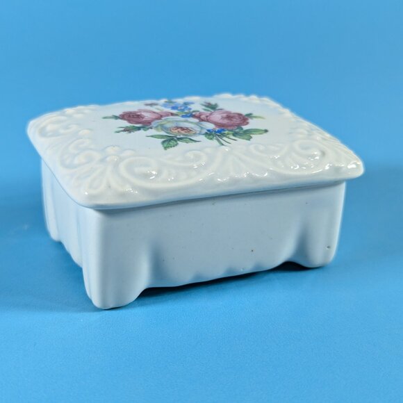 Floral porcelain trinket box, romantic jewelry storage box - Picture 3 of 7